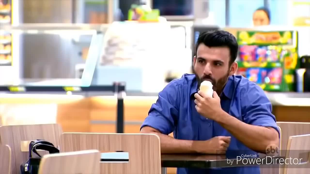 Blind man eating ice cream prank