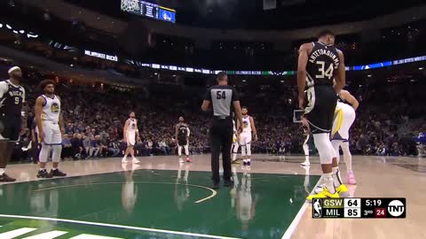 Draymond Gets Fan Kicked Out From Arena 😳