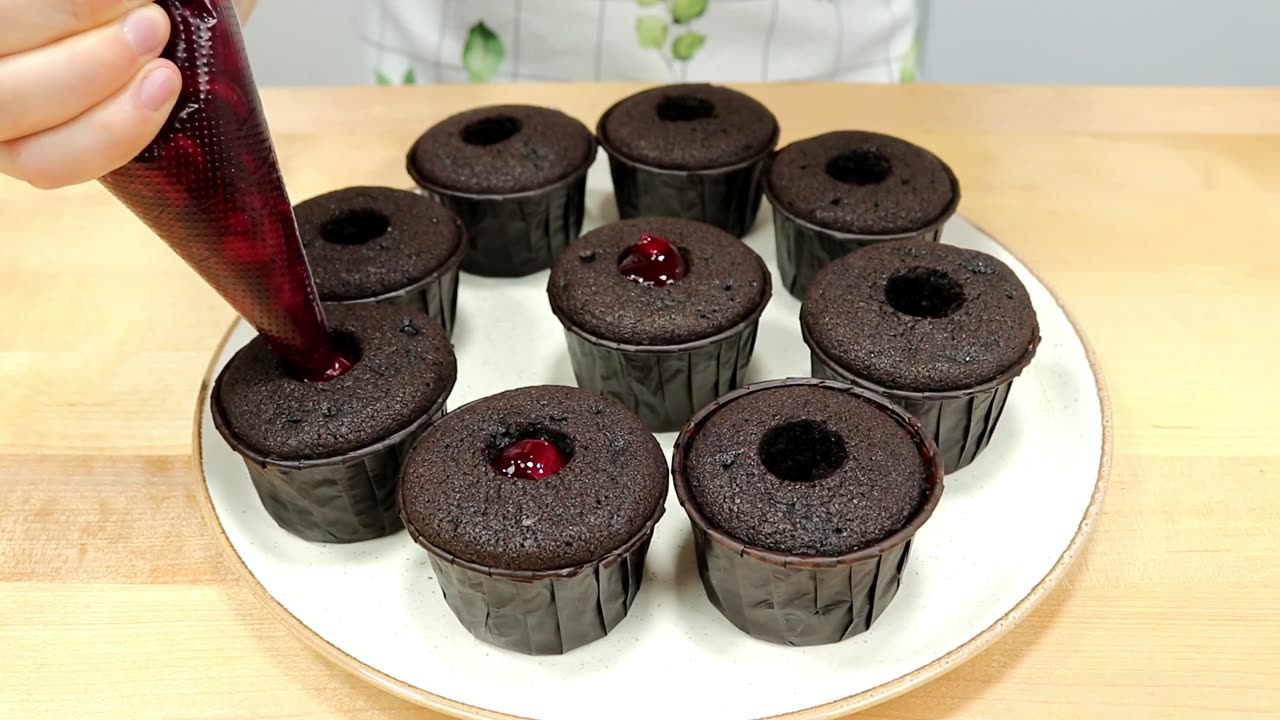 Decadent Chocolate Cherry Cupcakes: A Must-Try Recipe!