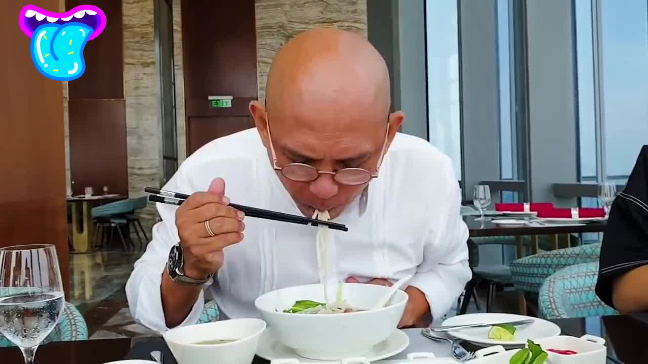 MúT đŨa rỒi TrỌc GắP tỪnG mIẾnG tHịT bẮt NhÂn ViÊn Ăn