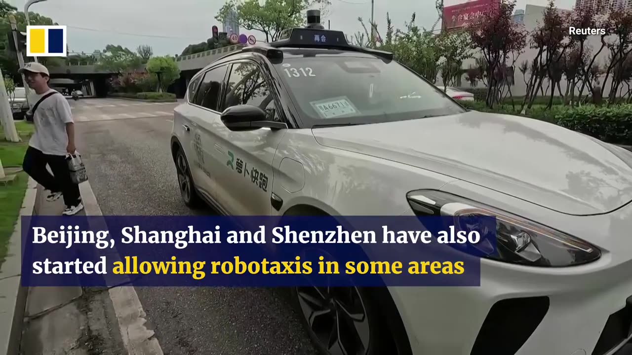 Student drivers learn from AI robots in China.mp4