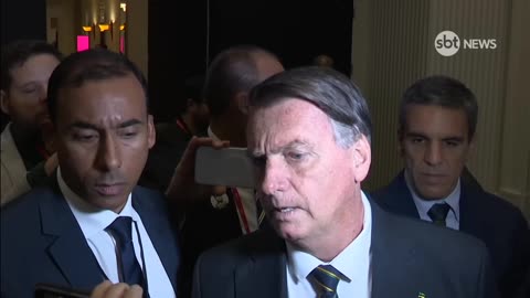 Bolsonaro talks about the jewelry presented