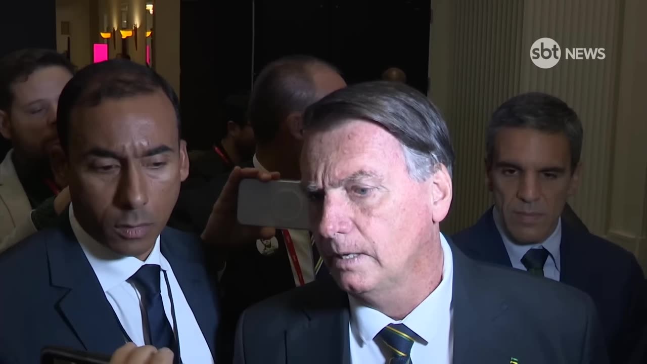 Bolsonaro talks about the jewelry presented