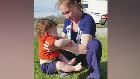 Top_Funniest_Baby_Outdoor_Moments_-_Cute_Baby_Videos_).mp4
