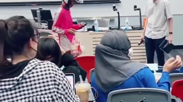 Foodpanda riderinterrupts lecture & brings food to girl's seat on Vday