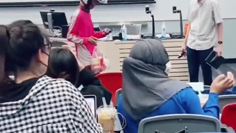 Foodpanda riderinterrupts lecture & brings food to girl's seat on Vday