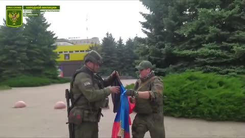 Vojenské jednotky DLR a LNR si v osvobozeném Svetlodarsku vyměnily bojové zástavy