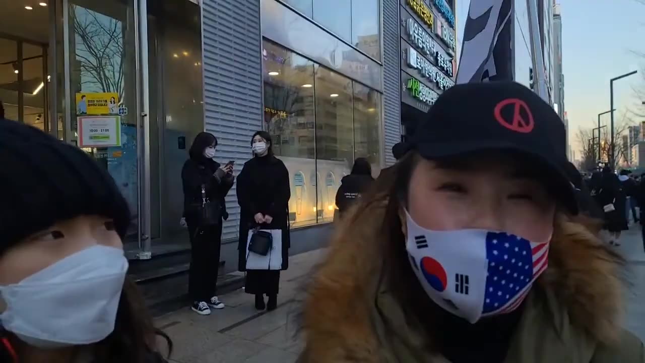 20210201_V3_S01(J6t1tG3Fca8)두 딸과 함께 강남역에서, 알고잇는 우리끼리도 중요하지만 잘모르는 주변 정치인과 기관에 알리고 요구해야