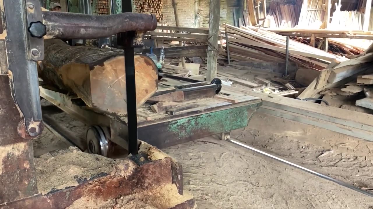 World's Fastest Climbing Sawmill Operator, Details of Kusen Material Drifting Wood Sawing Process