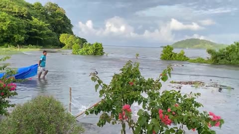 Atelaite Cama Waves slamming ashore in Mavana