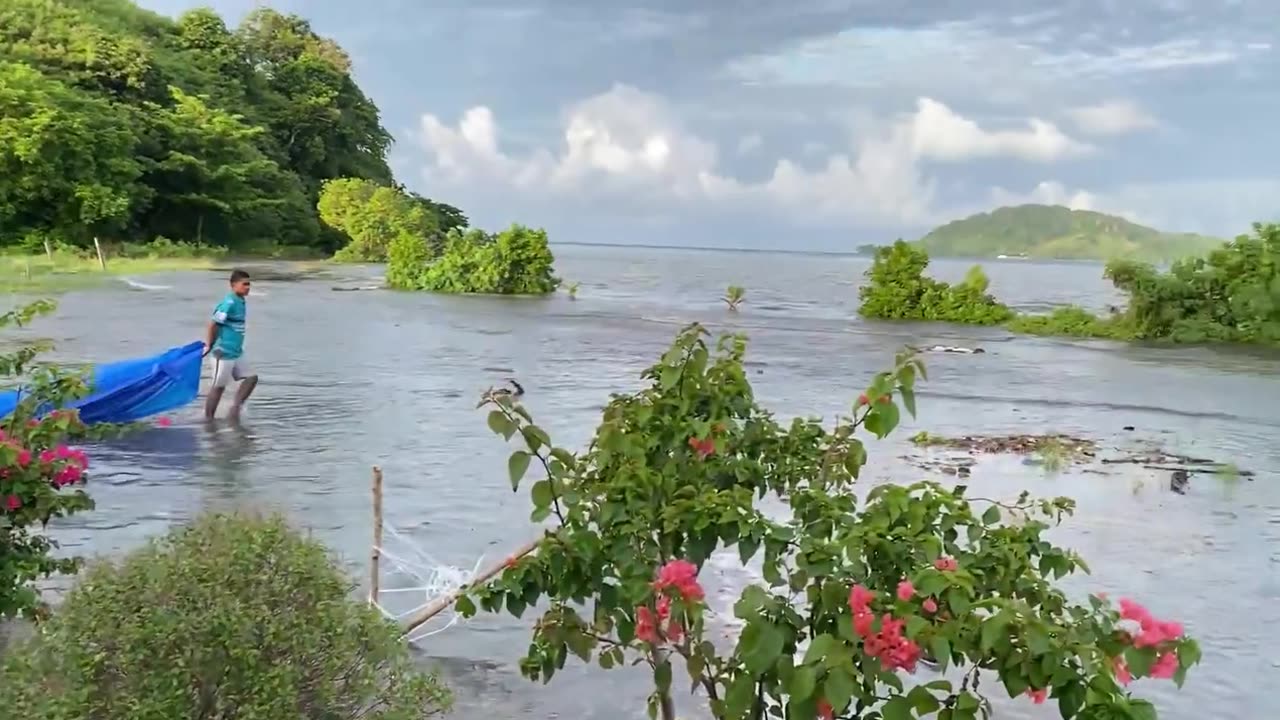 Atelaite Cama Waves slamming ashore in Mavana