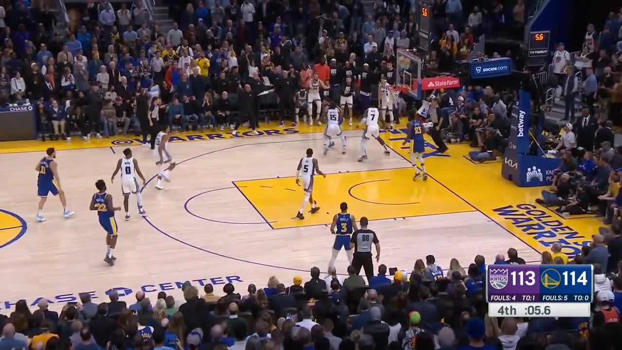 Klay Thompson laughs as the Kings don't foul Stephen Curry until 1sec left🤦🏽‍♂️