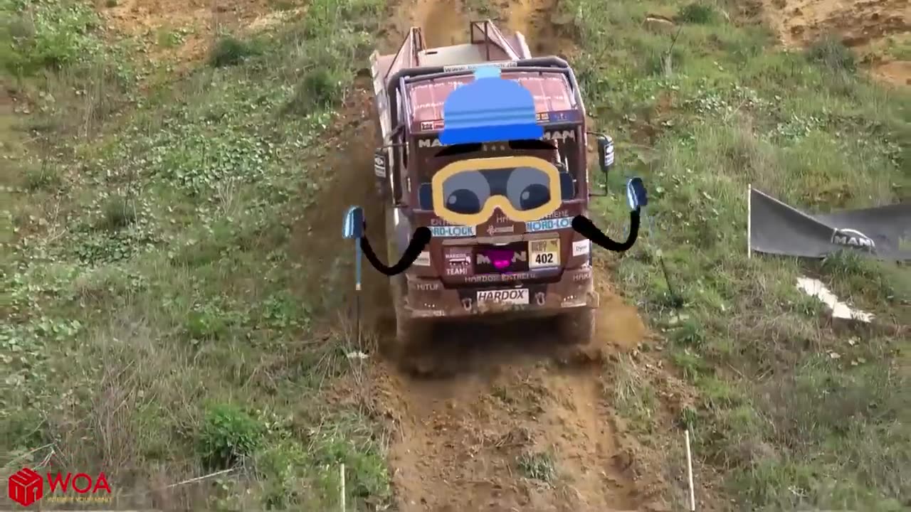 Funny clip of a stupid off-road truck😆---搞笑的卡车越野愚蠢视频 😆