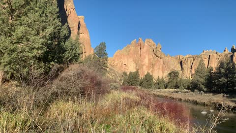 Central Oregon – Smith Rock State Park – Shoreline Views & Canyon Walls – 4K