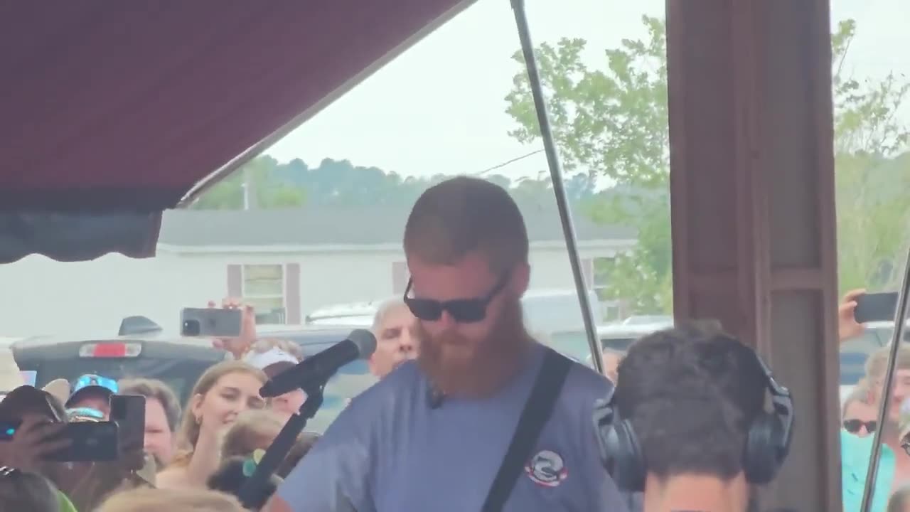 Oliver Anthony sings his populist anthem Rich Men North of Richmond in Currituck, to a MASSIVE crowd