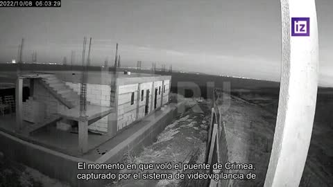 El momento de la detonación del puente de Crimea, captado por el sistema de videovigilancia ruso.