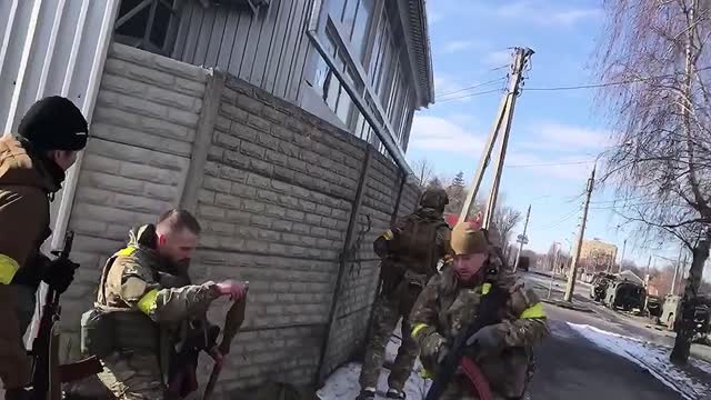 Ukrainian Soldiers Fire NLAW Anti Tank Missiles & RPG at the retreating tanks in Kharkiv