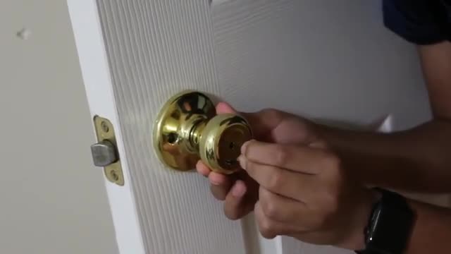 How to use a Bobby Pin to unlock a door STEP-BY-STEP