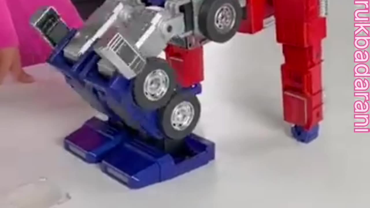 A voice activated Optimus Prime that can transform, do pushups, and do martial arts 🤯🔥