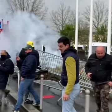 France!!️👇 Farmers' protest in Bordeaux. Police used tear gas as farmers