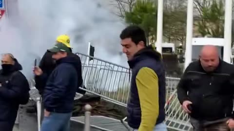 France!!️👇 Farmers' protest in Bordeaux. Police used tear gas as farmers