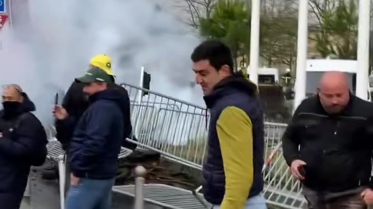 France!!️👇 Farmers' protest in Bordeaux. Police used tear gas as farmers