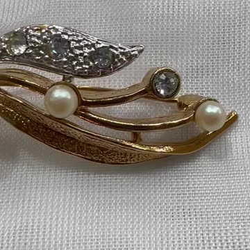 18KGP Gold Tone Pin. Made with Swarovski Crystal. Rare Find Brooch. Party. Event.