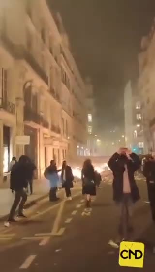 PARIGI 17 MARZO 2023 IL POPOLO FRANCESE SI RIBELLA ALLA RIFORMA SULLE PENSIONI