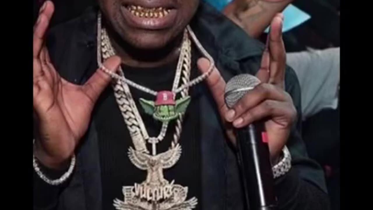 GIVING _KodakBlack1K HIS SUPER GREMLIN CHAIN ON STAGE