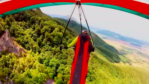 Vuelo con ala delta panorámico sobre los Montes Cárpatos