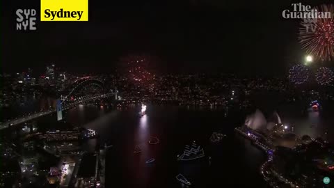 Fireworks let off in Sidney and Auckland New Year’s Eve celebration