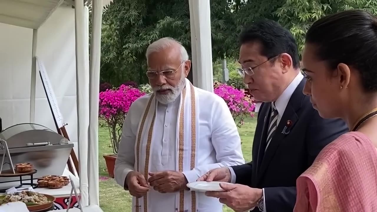 PM modi with Japan president eating together golgappa 😍