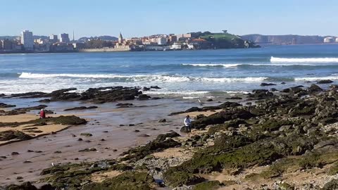 Desembocadura rio Piles en la playa de San Lorenzo de Gijón