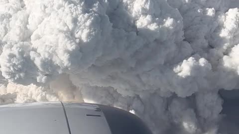 37,000 Ft ABOVE KELOWNA WILDFIRE 😱