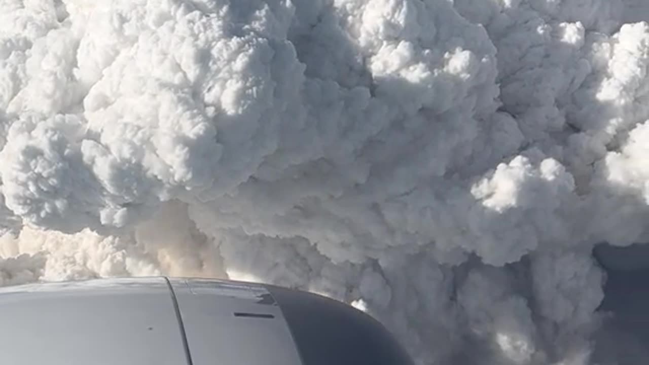 37,000 Ft ABOVE KELOWNA WILDFIRE 😱