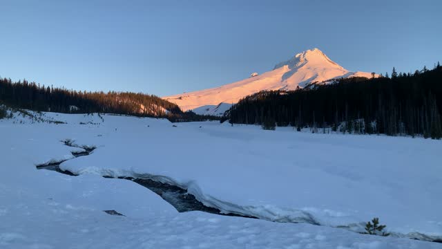 Summit, River & Sunrise – White River West Sno Park – Mount Hood – Oregon – 4K