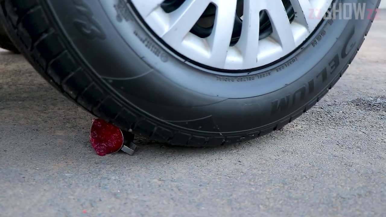 Aplastando Cosas Crujientes y Suaves con el Coche _ Experimento_ Destornilladores VS Rueda de Coche