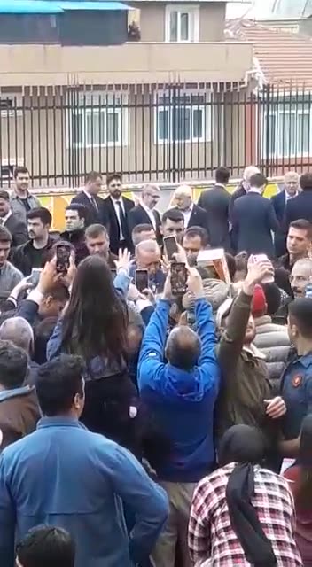 Erdogan distribuiu dinheiro e brinquedos durante votação em Istambul