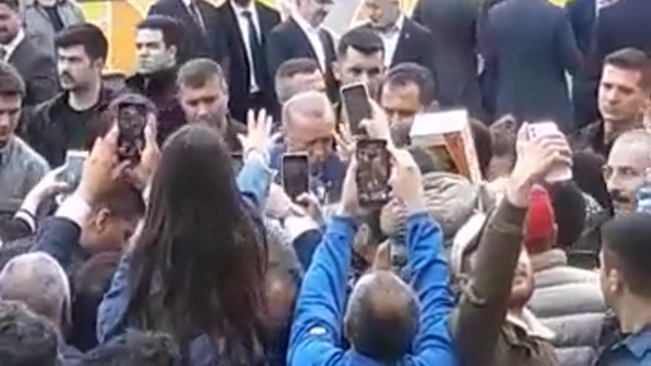 Erdogan distribuiu dinheiro e brinquedos durante votação em Istambul