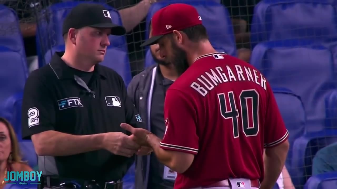 Umpire stares at Bumgarner while massaging his hand, a breakdown