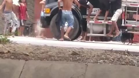 Video: Vándalos atacan camiones cisternas en el Corredor Portuario