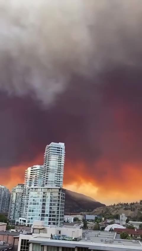 CANADA 🇨🇦 Evacuations are underway as "wildfires" rip through Kelowna, British Columbia.