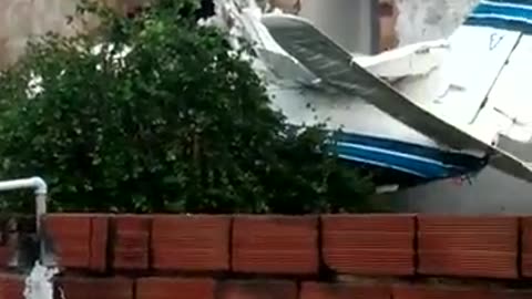 Avião cai sobre casas e deixa feridos em Goiânia e deixa 2 mortos