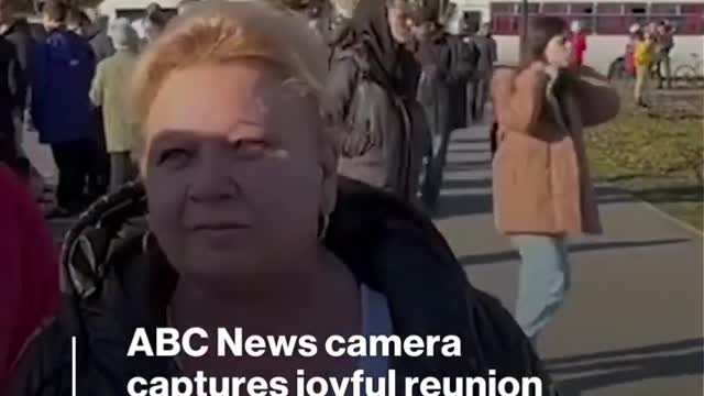 James Longman encounters special moment while interviewing activist in Kherson l ABC News