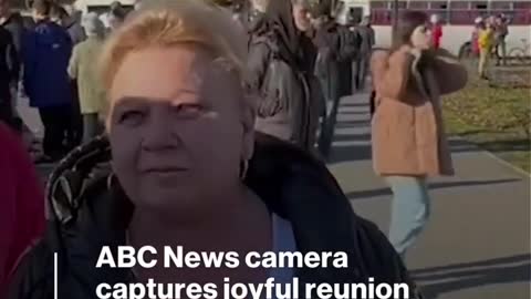 James Longman encounters special moment while interviewing activist in Kherson l ABC News