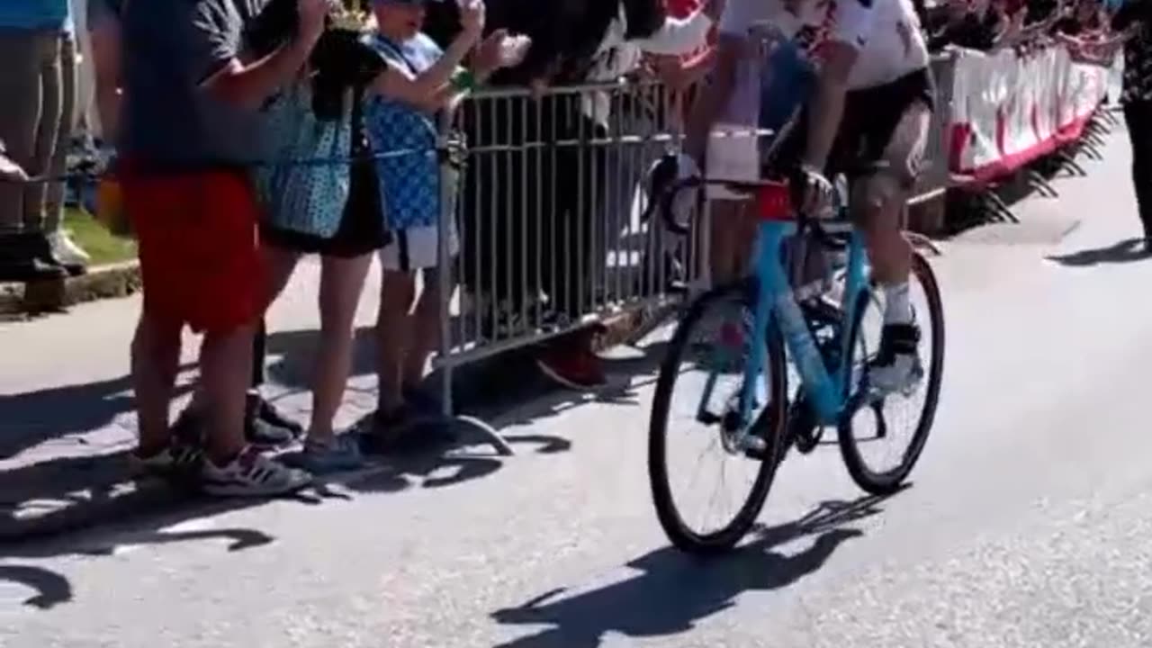 Muy distinto es ver al ciclista desde las vallas.