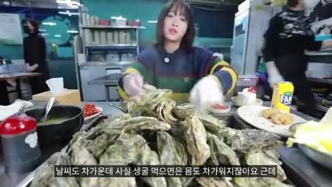 Eating 200 Steamed Oysters Mukbang