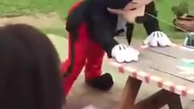 MIKEY MOUSE TWERKING TO KIDS AT A PARTY AND PARENTS ARE OK WITH THIS? SERIOUSLY?