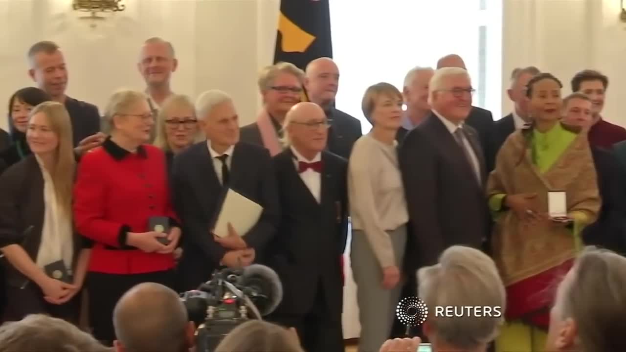 Bundesverdienstkreuz für Otto Waalkes - nicht ohne Gelächter