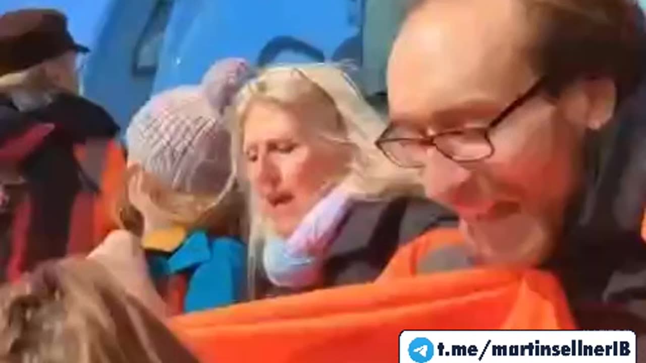 🇬🇧 Klimakleber vs Migrantenbus